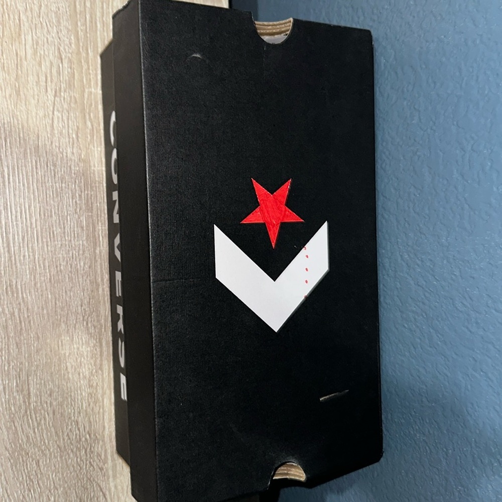 Great stylish Platform Converse with mild damage to Box 
Never Worn